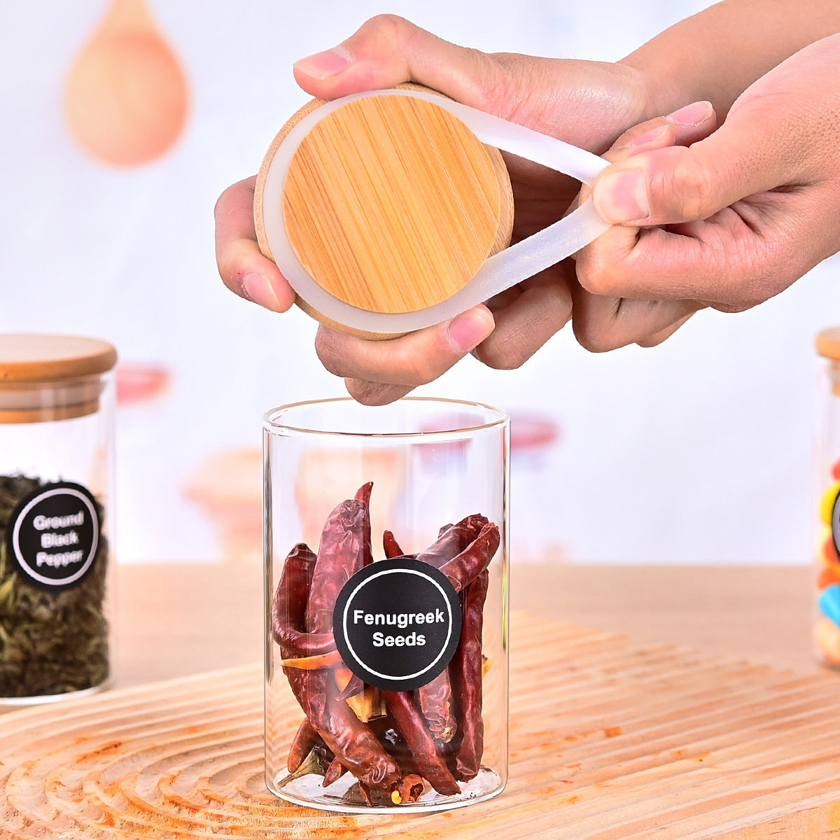 12个圆形硼硅酸盐玻璃罐，配竹盖和贴纸，可用于存放糖果、盐、香料、咖啡、干货等。