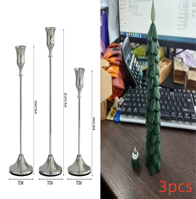 圣诞松果形蜡烛和烛台