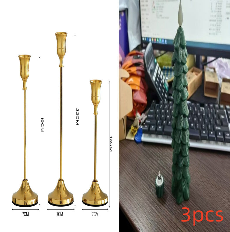 圣诞松果形蜡烛和烛台