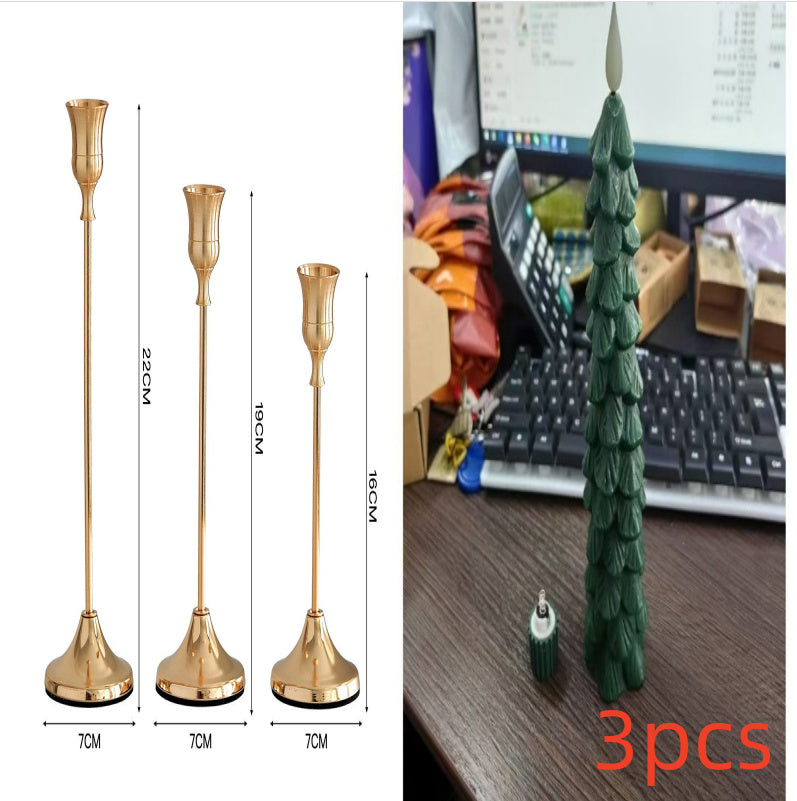 圣诞松果形蜡烛和烛台